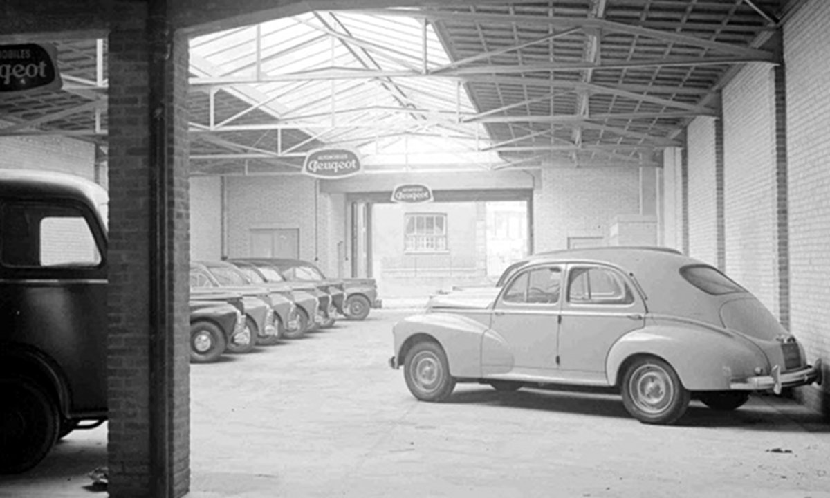 Peugeot garage van der Bogaard Nijmegen 1955